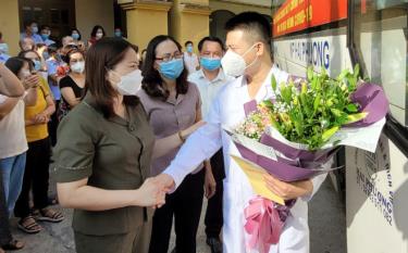 Vice Chairwoman of the provincial People's Committee Vu Thi Hien Hanh, who is also Standing Deputy Director of the provincial Steering Committee for COVID-19 Prevention and Control, wishes medical staffs success in performing their tasks.