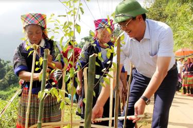 Bí thư Huyện ủy Mù Cang Chải - Nông Việt Yên tham gia “Ngày cuối tuần cùng dân” tại xã Lao Chải.