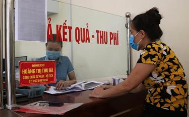 Công chức Bộ phận “một cửa” phường Nguyễn Thái Học giải quyết thủ tục hành chính cho người dân.