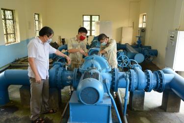 Officials check operation of the clean water pumping station at Nghia Lo Water Distribution joint Stock Company.