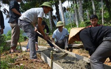 Cán bộ, nhân dân thôn Vàng Ngần, xã Suối Quyền, huyện Văn Chấn kiên cố hóa đường nội thôn.