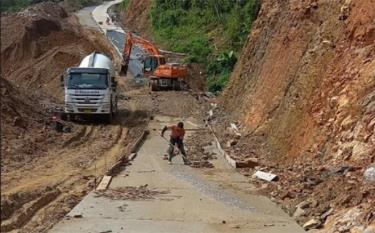 Đường Sơn Lương - Nậm Mười - Sùng Đô, huyện Văn Chấn đang được bê tông hóa.