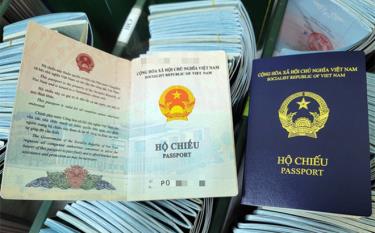 Hộ chiếu phổ thông mẫu mới của Việt Nam có màu xanh tím than để phân biệt với hộ chiếu phổ thông mẫu cũ.
