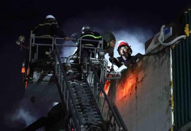 Lực lượng PCCC làm nhiệm vụ tại vụ cháy số 231 Quan Hoa (Cầu Giấy), ngày 1/8/2022. Ảnh minh họa