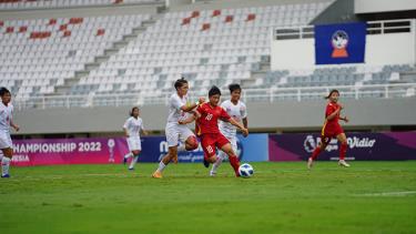 Pha tranh bóng giữa các cầu thủ đội tuyển U18 nữ Việt Nam (áo đỏ) và các cầu thủ U18 nữ Myanmar.
