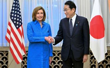 Chủ tịch Hạ viện Mỹ Nancy Pelosi và Thủ tướng Nhật Bản Fumio Kishida.