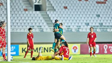 U18 nữ Việt Nam (áo đỏ) thua U18 nữ Australia.