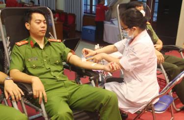 Public security officers attend the 2022 blood donation day.