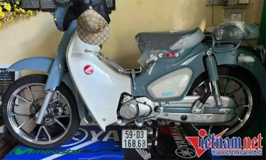 Honda Cub C125 chưa đổ xăng, biển lộc phát giá 300 triệu đồng.