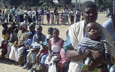 Tiêm vaccine phòng bệnh sởi ở vùng ngoại ô nghèo Mabvuku, Harare, Zimbabwe, tháng 6/2006.