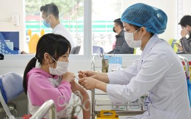 Tiêm vaccine cho trẻ em tại bệnh viện.