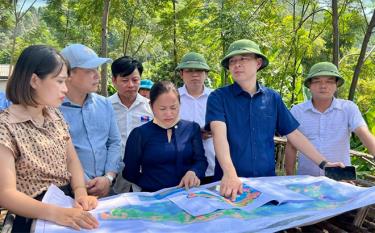 Đồng chí An Hoàng Linh - Bí thư Huyện ủy, Chủ tịch HĐND huyện Yên Bình thị sát địa điểm quy hoạch chợ trung tâm khu vực tái định cư tại thị trấn Thác Bà.