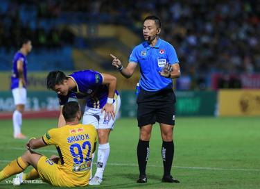 Trọng tài không phát hiện ra tình huống Duy Mạnh (áo xanh) phạm lỗi với Bruno Henrique.