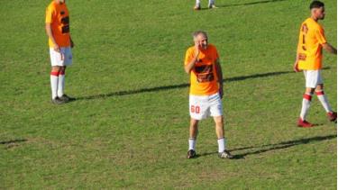 Ở tuổi 60, cầu thủ Robert Carmona vẫn đá dafabet khuyến mãi và mang băng đội trưởng của Club Social y Deportivo Hacele Un Gol A La Vida