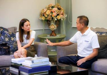 Ông Somyot Poompanmoung và bà Madam Pang trong cuộc họp bàn về kế hoạch trong những dafabet khuyến mãi tới của bóng đá Thái Lan.
