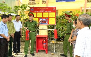 Lực lượng Cảnh sát PCCC hướng dẫn các thành viên Tổ liên gia và nhân dân sử dụng các phương tiện, trang thiết bị PCCC được trang bị.