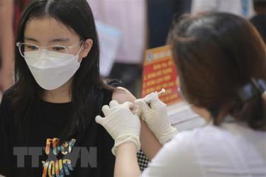 Nhân viên y tế quận Đống Đa (Hà Nội) tiêm vaccine cho học sinh trường THCS Bế Văn Đàn.