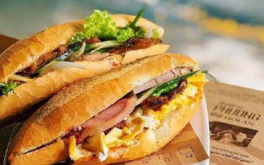 Bánh mì - một món ăn bình dân nhưng đầy tinh tế của người Việt Nam.