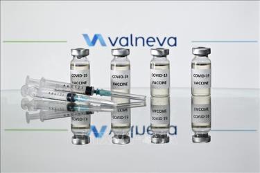 Vaccine phòng COVID-19 và logo hãng sản xuất vaccine Valneva của Pháp.