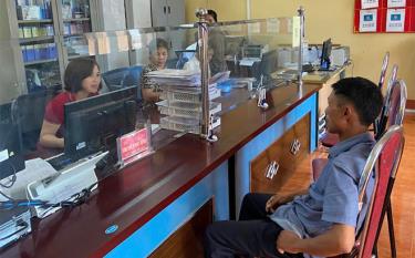 Người dân giải quyết công việc tại Bộ phận Phục vụ hành chính công xã.