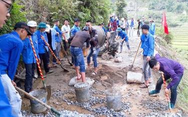 Đoàn viên, thanh niên huyện Văn Chấn tình nguyện tham gia bê tông hóa đường giao thông nông thôn tại xã Suối Bu (Văn Chấn).