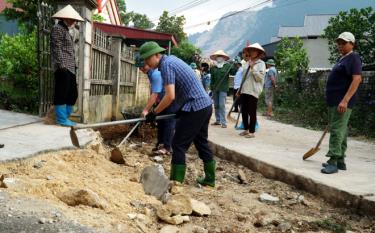 Lãnh đạo huyện Yên Bình tham gia mở rộng mặt đường cùng người dân tại thôn Tân Minh, xã Mông Sơn.