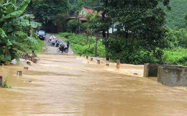 Theo Công văn, tại những ngầm tràn ngập úng cục bộ, nước chảy siết, chính quyền địa phương phải cắm biển báo cấm người và các phương tiện tham gia giao thông đi qua.