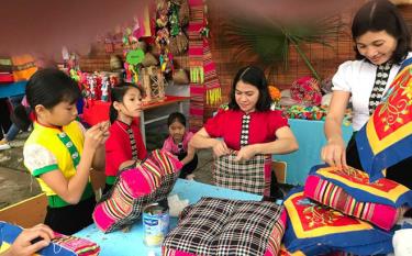 Cô và trò Trường phổ thông Dân tộc nội trú thị xã Nghĩa Lộ (Yên Bái) dafabet khuyến mãi thêu đồ thổ cẩm truyền thống.