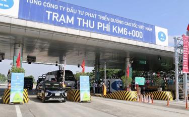 Phương tiện đi qua làn thu phí ETC trên cao tốc Nội Bài – Lào Cai.
