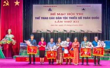Ban tổ chức hội thi tặng Cờ cho 5 đơn vị có thành tích xuất sắc tại hội thi.