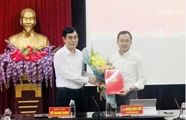 Lãnh đạo Đảng uỷ Khối cơ quan và doanh nghiệp tỉnh trao quyết định và tặng hoa chúc mừng Đảng bộ Sở TT và TT.