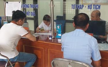 Người dân đến Bộ phận Phục vụ hành chính công phường Nguyễn Phúc làm thủ tục hành chính.
