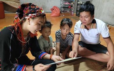 Members of the Women's Union of Tan Dong commune (Tran Yen district) participate in happy family clubs, contributing to creating cultural family standards.