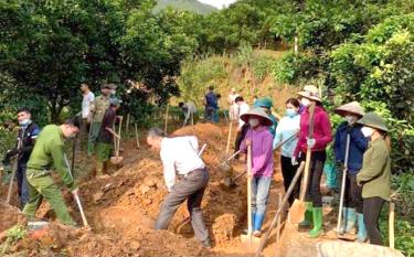 Cán bộ xã Tân Thịnh, huyện Văn Chấn tham gia “Ngày thứ Bảy cùng dân”.