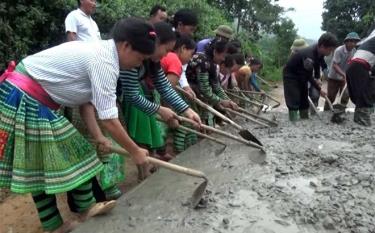 Đồng bào Mông xã Hồng Ca, huyện Trấn Yên chung tay làm  đường giao thông nông thôn, góp phần xây dựng nông thôn mới.