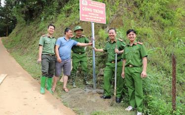 Thông qua hoạt động “Ngày cuối tuần cùng dân”, cán bộ, chiến sĩ Công an huyện Mù Cang Chải đã kiên cố hóa được hàng chục ki-lô-mét đường giao thông tại các xã đặc biệt khó khăn.