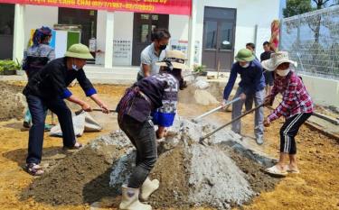 Hội viên Hội Nông dân huyện Mù Cang Chải tham gia xây dựng kết cấu hạ tầng nông thôn.