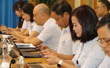 Các đảng viên Chi bộ Văn phòng Trung tâm kinh doanh VNPT Yên Bái sinh hoạt chi bộ tháng 8 qua ứng dụng phần mềm Sổ tay đảng viên điện tử tỉnh Yên Bái.