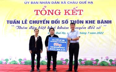 Đồng chí Trần Huy Tuấn - Phó Bí thư Tỉnh ủy, Chủ tịch UBND tỉnh trao biểu trưng tặng trang thiết bị cho nhà văn hóa thôn Khe Bành. Ảnh minh họa