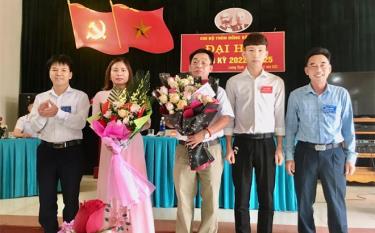 Lãnh đạo xã Lương Thịnh tặng hoa chúc mừng Đại hội Chi bộ thôn Đồng Bằng, nhiệm kỳ 2022 - 2025.