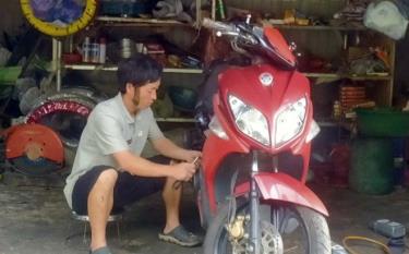 Sau khi được học nghề sửa chữa xe máy, anh Giàng A Tuấn đã tạo được việc làm với thu nhập ổn định.