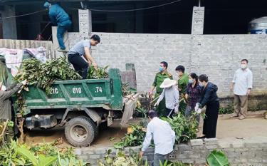 Cán bộ, đảng viên và nhân dân phường Nguyễn Thái Học, thành phố Yên Bái tham gia lao động vệ sinh khu dân cư vào ngày cuối tuần.
