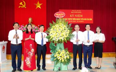 Đồng chí Tạ Văn Long - Phó Bí thư Thường trực Tỉnh ủy, Chủ tịch HĐND tỉnh tặng hoa chúc mừng Ban Tuyên giáo Tỉnh ủy.