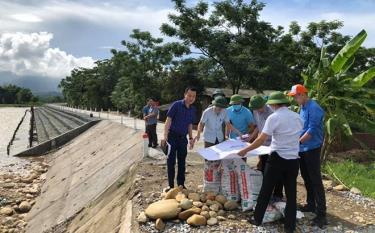 Đoàn công tác liên ngành kiểm tra tiến độ thi công và thiết kế công trình kè Nghĩa Phúc, thị xã Nghĩa Lộ.