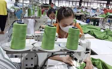 Công nhân Công ty TNHH Unico Global YB, Khu Công nghiệp Âu Lâu đẩy mạnh sản xuất để đáp ứng các đơn hàng dafabet.