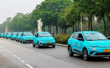 Xe ôtô điện VF e34 và VF 8 của hãng taxi điện đầu tiên tại Việt Nam.