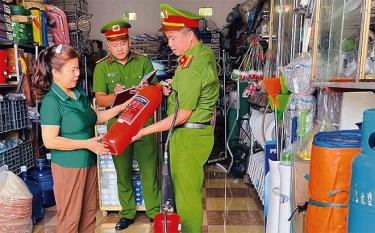 Công an xã Tân Hương, huyện Yên Bình (Yên Bái) hướng dẫn người dân sử dụng thiết bị phòng cháy, chữa cháy.