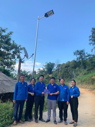 Huyện đoàn Trạm Tấu phối hợp thực hiện Công trình “Thắp sáng đường quê” tại thôn Tà Tầu, xã Pá Hu.