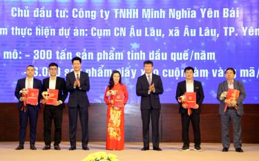 Lãnh đạo UBND tỉnh Yên Bái trao Quyết định chấp thuận chủ trương đầu tư cho 5 dự án năm 2023.