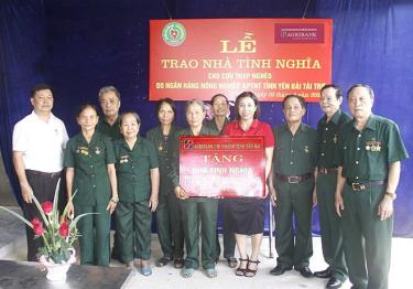 Hội Cựu TNXP tỉnh, Agribank Yên Bái và đại diện chính quyền địa phương trao biển tượng trưng hỗ trợ nhà tình nghĩa cho bà Đinh Thị Chinh.